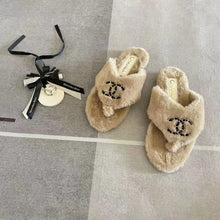 Load image into Gallery viewer, 2023 CC  classic four seasons  plush slippers
