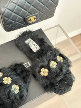 Load image into Gallery viewer, 2023 CC Pure wool double C four-leaf clover fur slippers-S28
