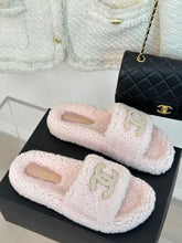 Load image into Gallery viewer, 2023 CC Xiaoxiang classic four seasons double C plush slippers-S27
