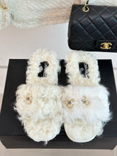 Load image into Gallery viewer, 2023 CC Pure wool double C four-leaf clover fur slippers-S28
