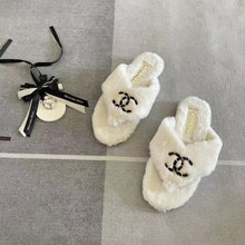 Load image into Gallery viewer, 2023 CC  classic four seasons  plush slippers
