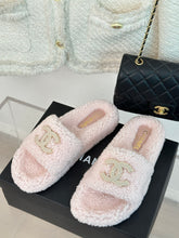 Load image into Gallery viewer, 2023 CC Xiaoxiang classic four seasons double C plush slippers-S27
