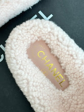 Load image into Gallery viewer, 2023 CC Xiaoxiang classic four seasons double C plush slippers-S27
