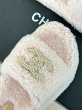 Load image into Gallery viewer, 2023 CC Xiaoxiang classic four seasons double C plush slippers-S27
