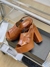 Load image into Gallery viewer, 2023 Showcase platform sandals with a platform sole-S51
