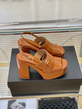 Load image into Gallery viewer, 2023 Showcase platform sandals with a platform sole-S51
