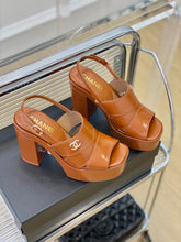 Load image into Gallery viewer, 2023 Showcase platform sandals with a platform sole-S51
