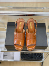 Load image into Gallery viewer, 2023 Showcase platform sandals with a platform sole-S51
