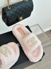 Load image into Gallery viewer, 2023 CC Xiaoxiang classic four seasons double C plush slippers-S27
