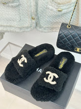 Load image into Gallery viewer, 2023 CC Xiaoxiang classic four seasons double C plush slippers-S27
