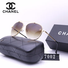 Load image into Gallery viewer, Classical Fashion Women Sunglasses
