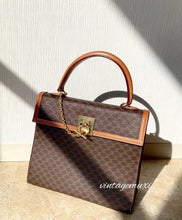 Load image into Gallery viewer, 2022 Celine Handbags -- 40
