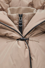 Load image into Gallery viewer, Kay Down Coat with Signature Collar - Women&#39;s|-|Manteau Kay en duvet à col signature - Femme
