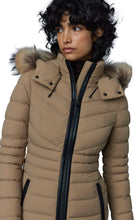 Load image into Gallery viewer, Patsy Stretch Light Down Jacket with Natural Fur - Women&#39;s|-|Manteau Patsy en duvet léger et extensible à fourrure naturelle amovible - Femme
