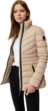 Load image into Gallery viewer, Patsy Stretch Light Down Jacket with Natural Fur - Women&#39;s|-|Manteau Patsy en duvet léger et extensible à fourrure naturelle amovible - Femme
