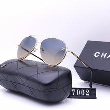 Load image into Gallery viewer, Classical Fashion Women Sunglasses
